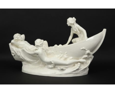 Art Nouveau sculpture in marked ceramic from Czechoslovakia || Art Nouveau-sculptuur in de vorm van een sloep met personages 