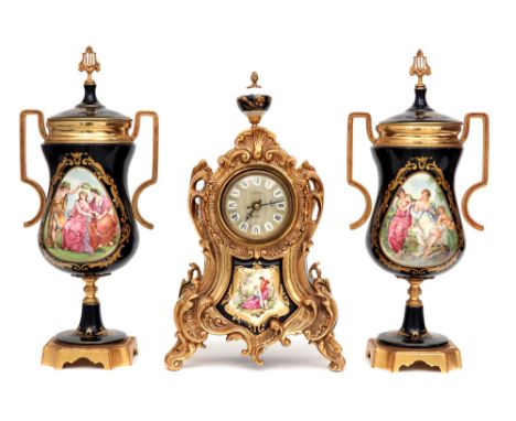 3pc garniture in Limoges marked porcelain a pair of vases and a clock || Driedelige garnituur in gemerkt Limoges porselein me