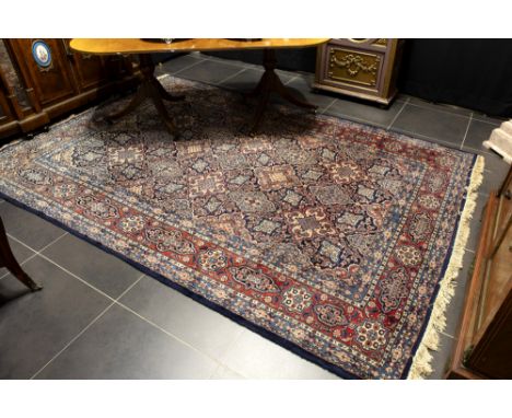 Persian vintage Moud in wool  || Perzische Moud met een gecombineerde vloer- en medaillontekening op een blauwe fond  -  310 