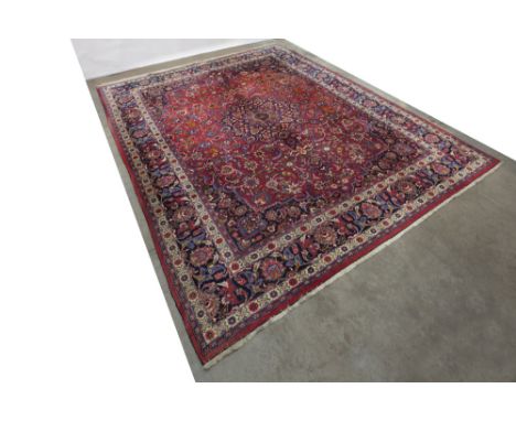 signed Persian vintage Meshed rug in wool with classic design || Door de knoper getekende Perzische Meshed met klassieke teke