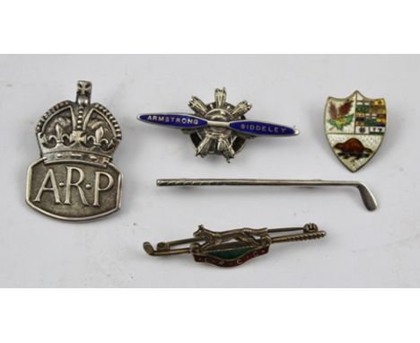 A SELECTION OF BADGES AND BROOCHES; a silver ARP badge, 2 silver golfing brooches, an Armstrong and Siddeley silver and blue 