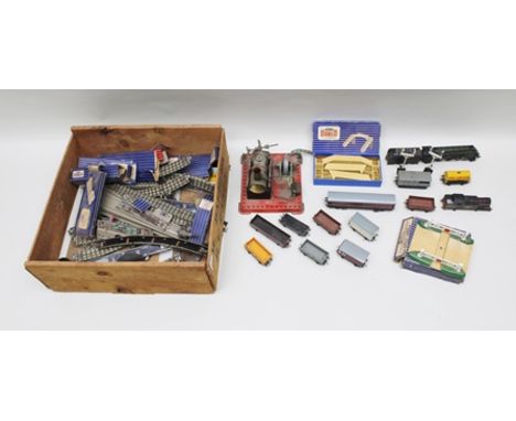 A QUANTITY OF HORNBY DUBLO ITEMS includes some original boxes, includes a gated crossing, rolling stock, together with a stat