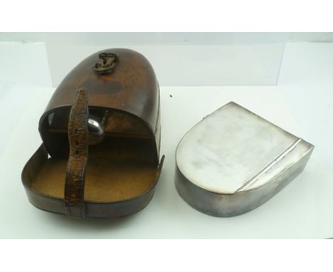 AN EARLY 20TH CENTURY EPNS LEATHER HIKER/MOUNTAINEERS REFRESHMENT SET, having stitch tan leather exterior fitted with flask a