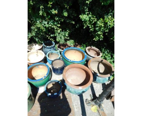 Various ceramic plant pots. (3)