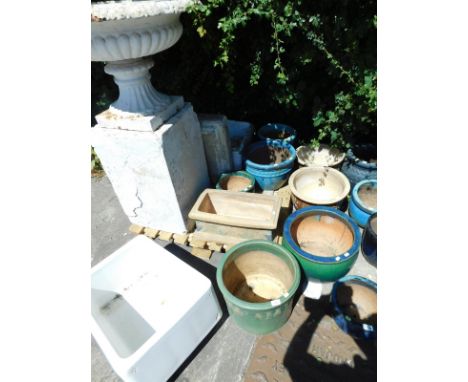 Various ceramic plant pots. (5) 