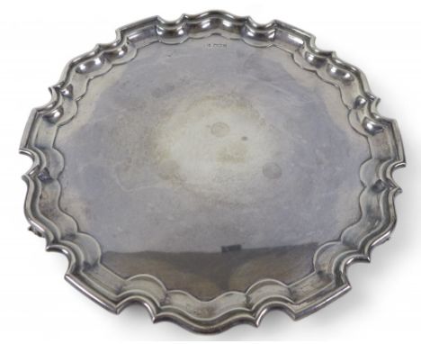 An Elizabeth II silver salver with chippendale rim, Walker and Hall Sheffield 1951/52, 31.5 by 31.5 by 3.5cm, 869.7g/27.9toz.