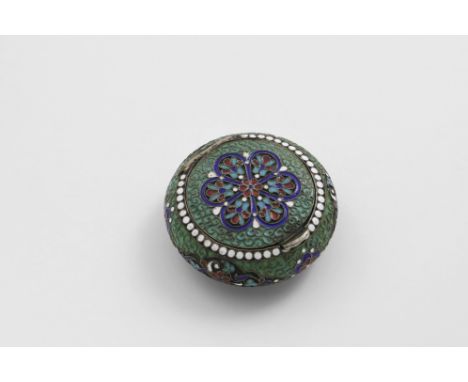 A LATE 19TH CENTURY RUSSIAN CLOISONNE ENAMELLED SNUFF BOX of compressed circular form with a flush-fitting, hinged cover, dec
