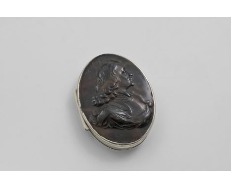 AN EARLY 18TH CENTURY MOUNTED TORTOISESHELL OVAL SNUFF BOX the hinged cover with a portrait bust of King Charles I in armour,