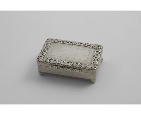 AN EARLY VICTORIAN RECTANGULAR SNUFF BOX with engine-turned decoration with raised floral scroll around the cover, ball feet,
