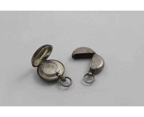 AN UNUSUAL EARLY 20TH CENTURY CIRCULAR SOVEREIGN CASE hinging open across the diameter, by W.H. Haseler, Birmingham 1913 and 