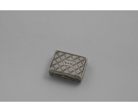 AN EARLY VICTORIAN RECTANGULAR VINAIGRETTE with engine-turned decoration to resemble a tartan pattern, serpentine thumbpiece,