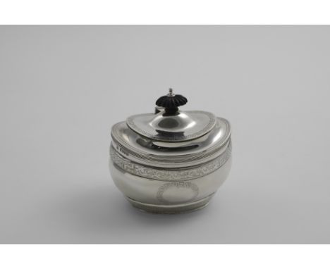 AN EDWARDIAN OVAL TEA CADDY with engraved borders, a vacant cartouche and a fluted knop finial, by G. Nathan &amp; R. Hayes, 