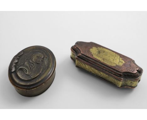 AN EARLY 18TH CENTURY OVAL PRESSED HORN TOBACCO BOX with a brass hinge and the portrait bust of a gentleman in relief on the 