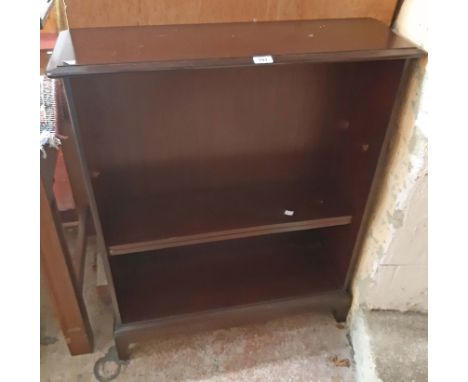 A 79cm mahogany effect three shelf open bookcase, set on bracket feet