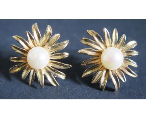 A Pair 9ct Gold and Pearl Flower head Stud Earrings, 20mm spread, 3.7g 