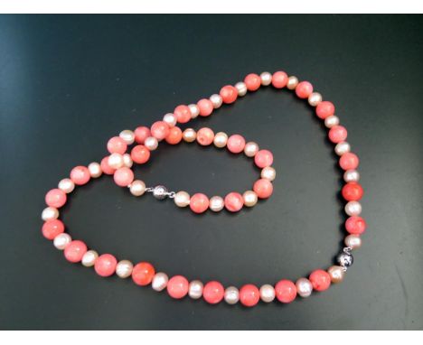 A Cultured Pearl and Coral Necklace with matching bracelet, 79g 