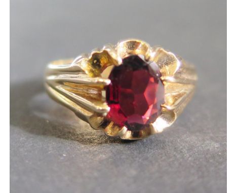 A 9ct Gold and Garnet Dress Ring, size R, 5.4g 