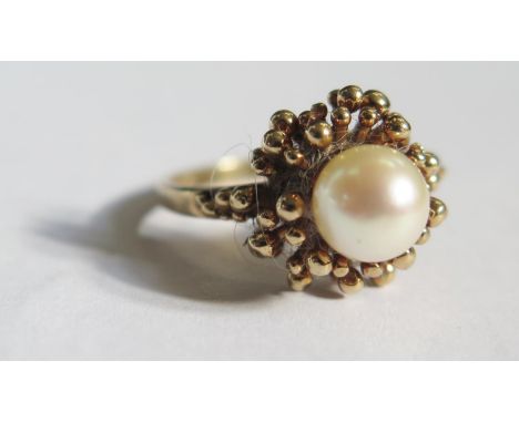 A 9ct Gold and Pearl Dress Ring, size O, 3.7g 