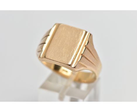 A GENTLEMANS YELLOW METAL SIGNET RING, designed as a rectangular shape plain polished panel, with grooved sides and shoulders