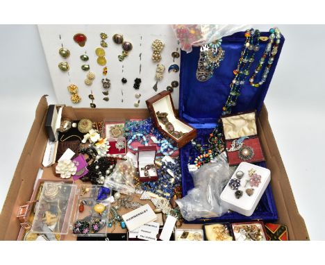 A BOX OF ASSORTED COSTUME JEWELLERY, to include a blue velvet box with contents of costume jewellery such as glass beaded nec