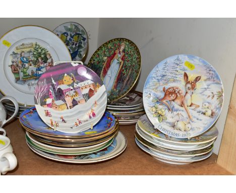 A GROUP OF COLLECTABLE WALL PLATES, WEDGWOOD, SPODE AND ROYAL WORCESTER, comprising a small Poole '428 Winter' plate, diamete