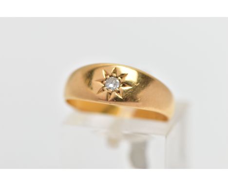 AN EARLY 20TH CENTURY 1920'S 22CT YELLOW GOLD DIAMOND SINGLE STONE RING, set with a single cut diamond, within an eight ray s
