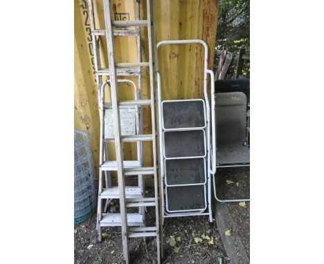 AN ALUMINIUM SINGLE EXTENSION LADDER, along with three various step ladders (4)