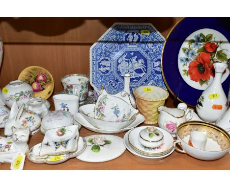 A COLLECTION OF AYNSLEY, COALPORT, OTHER GIFTWARE AND CERAMICS, including an Aynsley fruit decorated pin dish bearing D. Jone