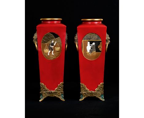 A PAIR OF JAPANOISERIE PORCELAIN VASES, WORCESTER ROYAL PORCELAIN WORKS, EARLY 20TH CENTURY the vases of quadrangular form wi