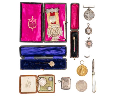 A GROUP OF ITEMS (17)Comprising; a Victorian silver brooch with matching earrings (with one wire lacking), two stick pins, a 
