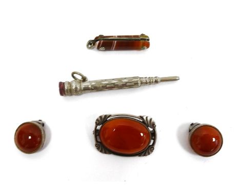 Silver and cornelian brooch&nbsp;set single polished oval stone, a pair similar earrings, an agate-mounted miniature penknife