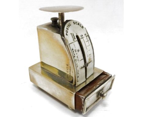 Edwardian silver-mounted small postal scale with plastic-mounted scale and small wooden stamp drawer, on four ball feet, 7.5c