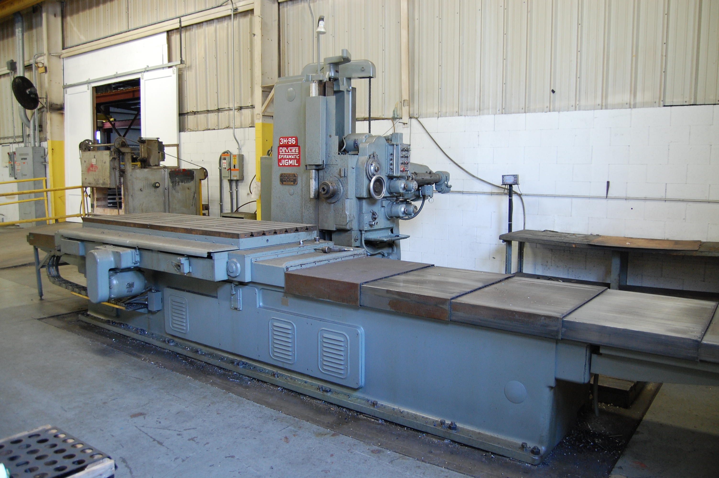 DEVLIEG SPIRAMATIC MDL. 3H96 JIG MILL, WITH 3'' SPINDLE DIAMETER, 16 SPEEDS, 251200 RPM, 40 SP