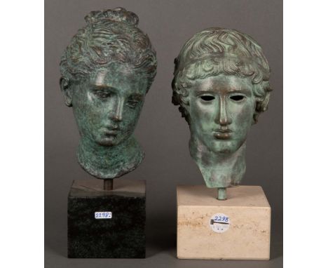 Bildhauer des 20. Jhs. Frauen- bzw. Männerkopf, je auf Marmorsockel. Bronze, einer sign. Rak, dat. 1990. H=35 bzw. 38 cm. 