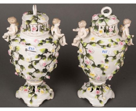 Paar Duftvasen. Sitzendorf 20. Jh. Porzellan, mit aufbossierten Blumen und Putten, am Boden gemarkt, H=28 cm, D=13 cm. (best.