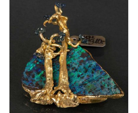 Brosche. 18 ct Goldfassung, ca. 35 g. Besetzt mit Boulder-Opal und Saphiren.