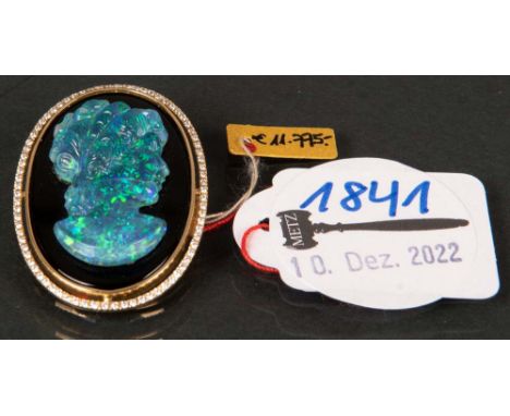 Brosche. 18 ct Gold, ca. 14 g. Besetzt mit Onyx, Opal-Gemme und Brillanten, ca. 0,50 ct. 