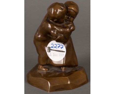 Gnädics (Bildhauer des 20. Jhs.). Sich umarmendes Kinderpaar. Bronze, am Boden sign., H= 12 cm. 