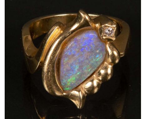 Ring. 18 ct Goldschiene, ca. 13 g. Besetzt mit Opal. Mit Rechnung von Juwelier Frier, Mannheim, von 1996, über DM 3.250,00, R