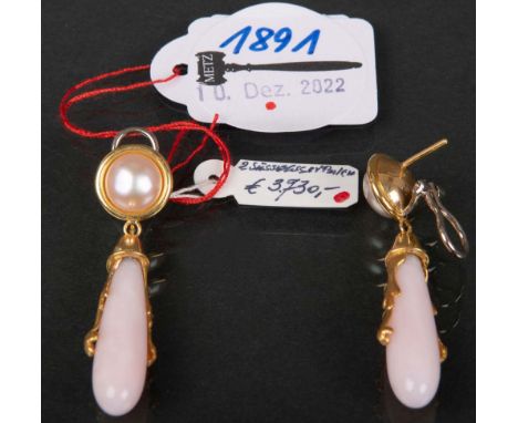 Paar Ohrstecker. 18 ct Gold, ca. 16 g. Besetzt mit Perlen und Opal.