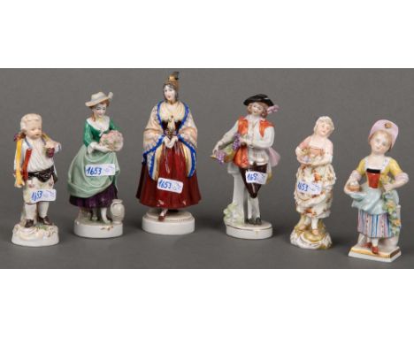 Sechs kleine Figuren. Ludwigsburg / Sitzendorf u.a., 20.Jh. Porzellan, bemalt, u. a. mit Jahreszeitenmotiven, teilw. am Boden