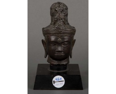 Buddhakopf auf Sockel. Asien. Bronze, H=21 cm.