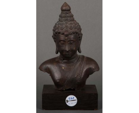 Buddhabüste. Asien. Bronze, auf Holzsockel, H=30 cm.