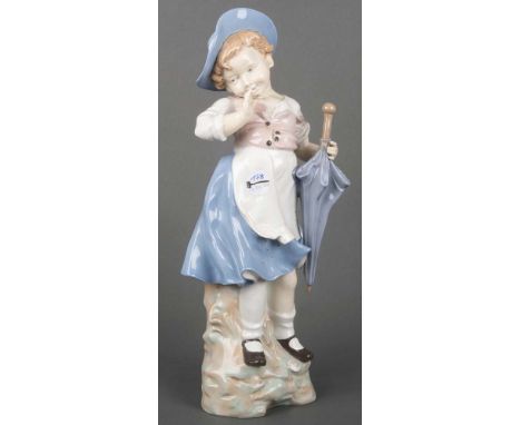 Stehendes Mädchen mit Regenschirm, auf Sockel. Sitzendorf 20. Jh. Porzellan, bemalt, am Boden gemarkt, H=49 cm. **