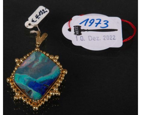 Anhänger. 18 ct Gold, ca. 19 g. Besetzt mit Boulder-Opal.