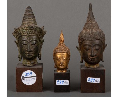 Drei Buddhaköpfe. Asien. Bronze, je auf Holzsockel, H=13 bis 18 cm.