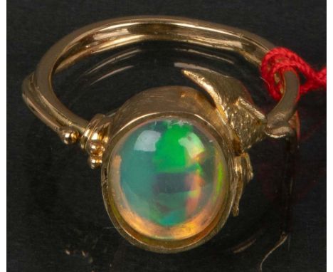 Ring. 18 ct Gold, ca. 7 g. Besetzt mit Opal, Ringgröße 58.