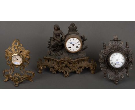 Drei Historismus-Tischuhren bzw. Wanduhr. Frankreich 19./20. Jh. Bronze / Metall, H=24 bis 26 cm. (Funktion ungeprüft)
