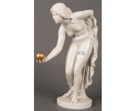 Kugelspielerin. Sitzendorf 20. Jh.  Porzellan, weiß glasiert, am Boden gemarkt, H=33 cm. **