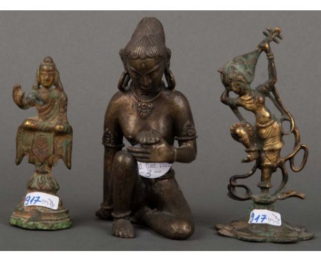 Drei Gottheiten. Asien. Bronze / Kupfer, H=12 bis 15 cm.